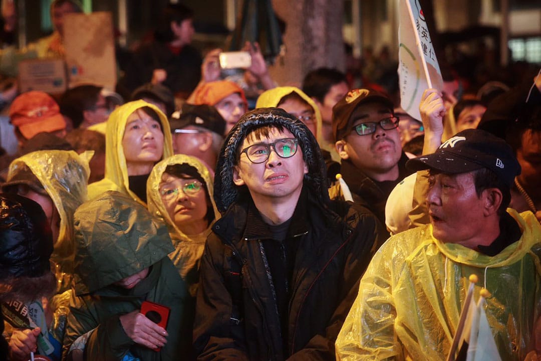 2016年1月15日，台北，蔡英文支持者在选前晚会上激动落泪。摄：Billy H.C. Kwok/端传媒