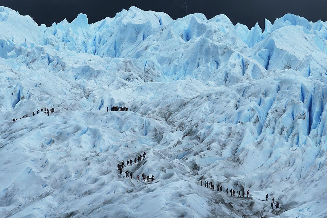 2015年11月30日，登山者走進阿根廷佩里托莫雷諾冰川上。攝：Mario Tama/Getty