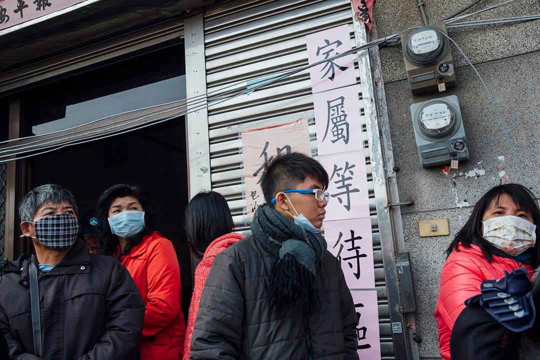 家屬在現場等待最新消息。攝 : 徐翌全/端傳媒