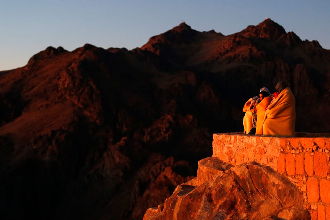 2015年12月9日，西奈山，朝聖者在山頂觀看日出和祈禱。攝：Amr Abdallah Dalsh/REUTERS