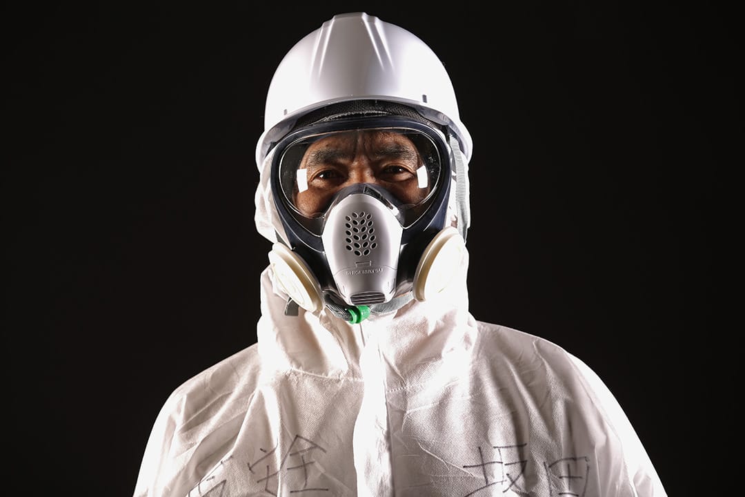 东电的 Eiji Sakata 负责监察工地的安全情况，他表示在福岛工作的难处在於需要牢记所有事情，因为文件不由他们随意拿走；另方面沟通亦因为隔着面罩而变得不便。摄:Christopher Furlong/GETTY