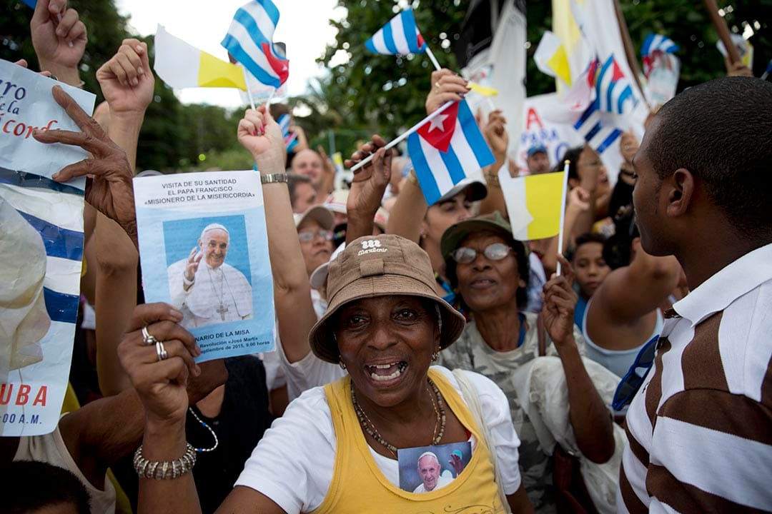 群眾在夏灣拿揮旗歡迎教宗。攝 : Alessandra Tarantino/AP