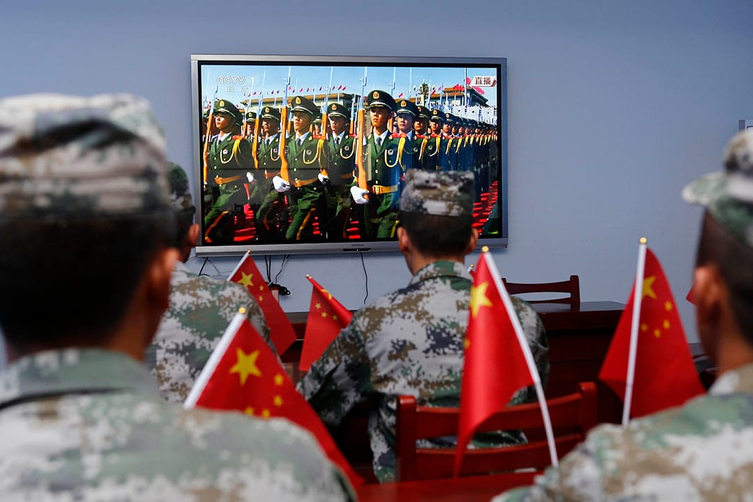 2015年9月3日，江蘇省的士兵透過電視收看現場直播的閱兵儀式。攝：ChinaFotoPress/GETTY