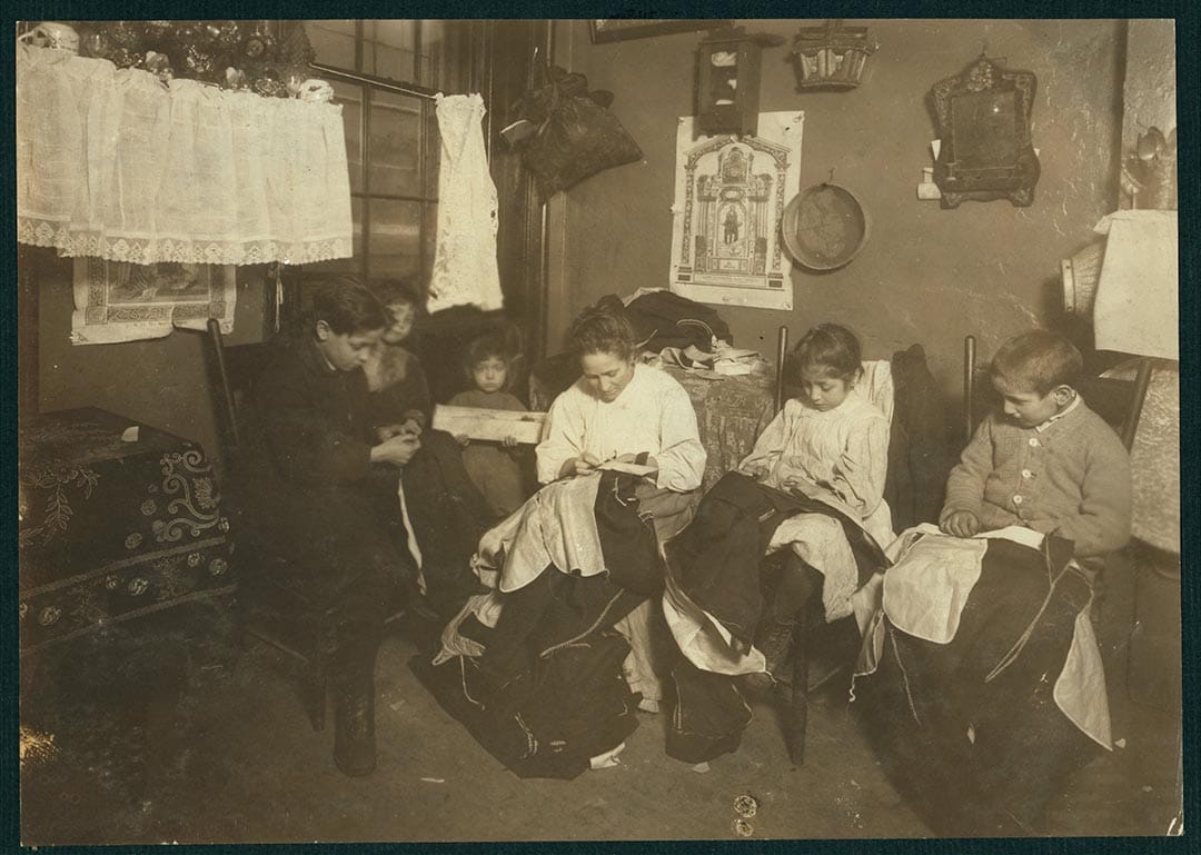 美國紐約，一家家族式製衣工場，各家庭成員在工作。攝：National Child Labor Committee Collection/Library of Congress/Handout via Reuters