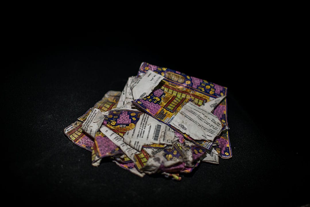 於臺南市永康區維冠金龍大樓倒塌事故現場，被搜救隊找獲的一埋刮刮樂。及後於2月17日，被主人黃先生及其家人領走。攝：Billy H.C. Kwok/端傳媒