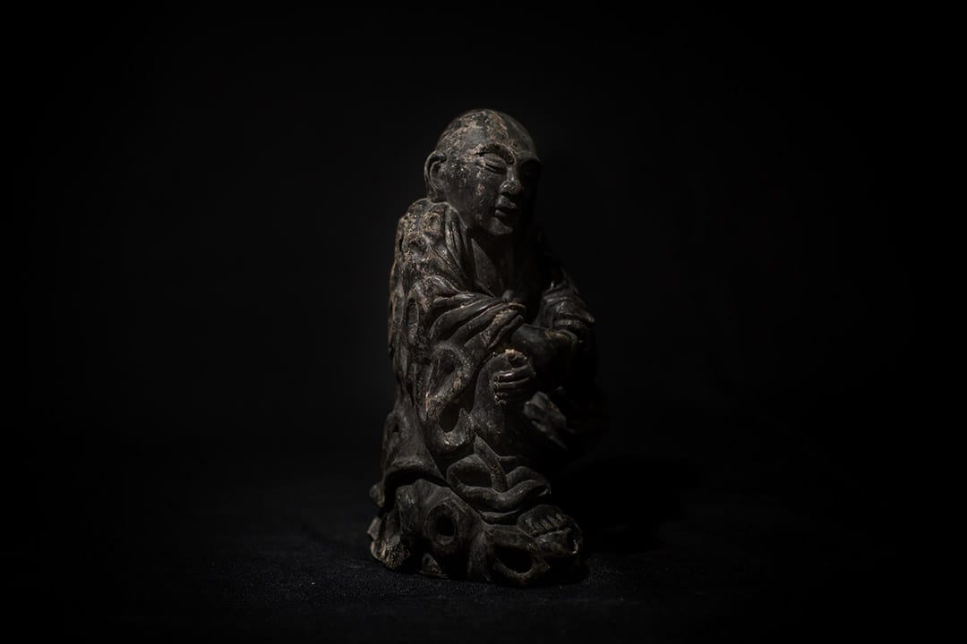 於臺南市永康區維冠金龍大樓倒塌事故現場，被搜救隊找獲的一個神像，找獲時間為2月12日早上06時15分。攝：Billy H.C. Kwok/端傳媒