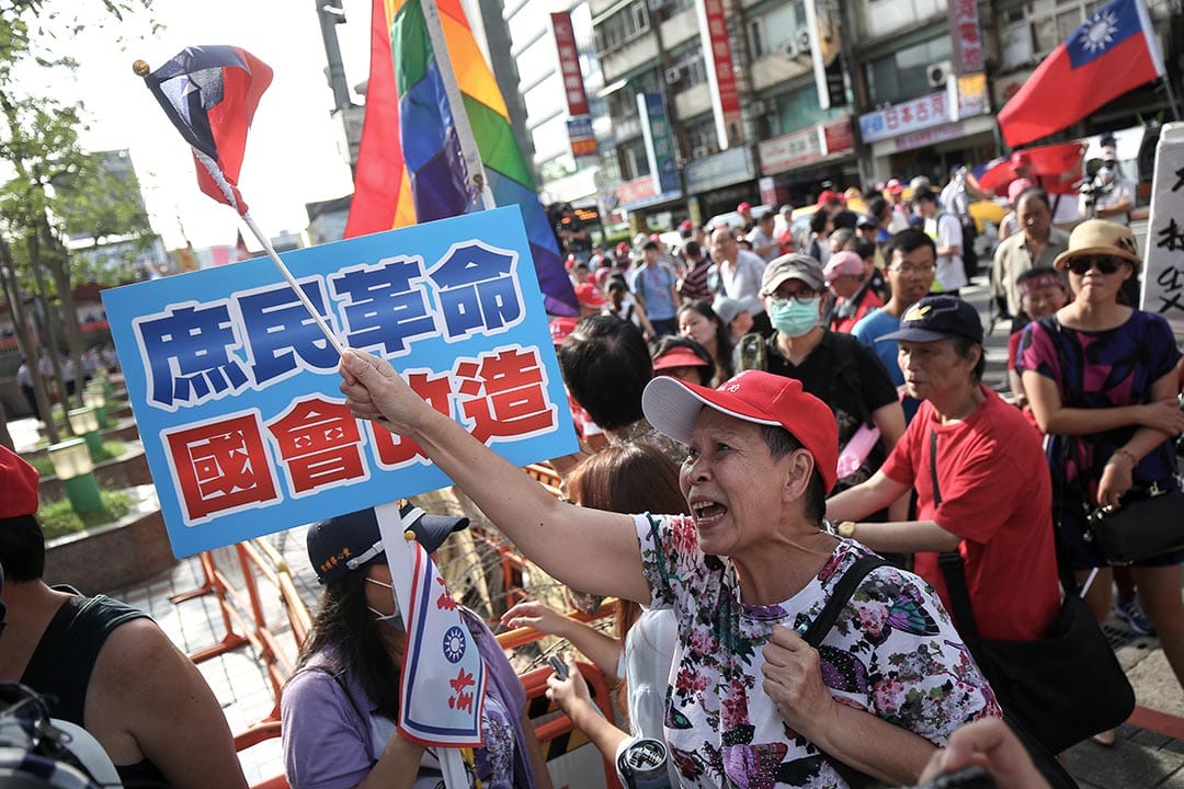 國民黨黨員企圖拿著黨證想要進入國民黨黨部但遭到警方阻攔，民眾憤怒高喊黨部是國民黨黨員的，不是朱立倫你一個人的。攝：張國耀//端傳媒