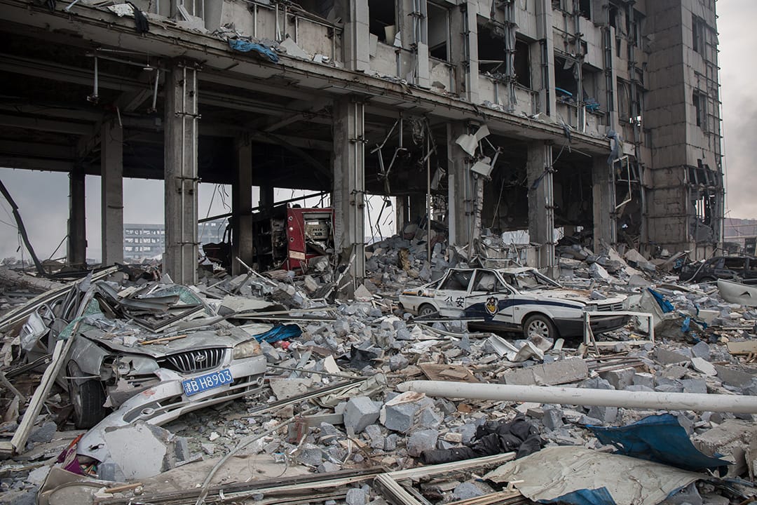 爆炸現場的消防車與警車殘骸。