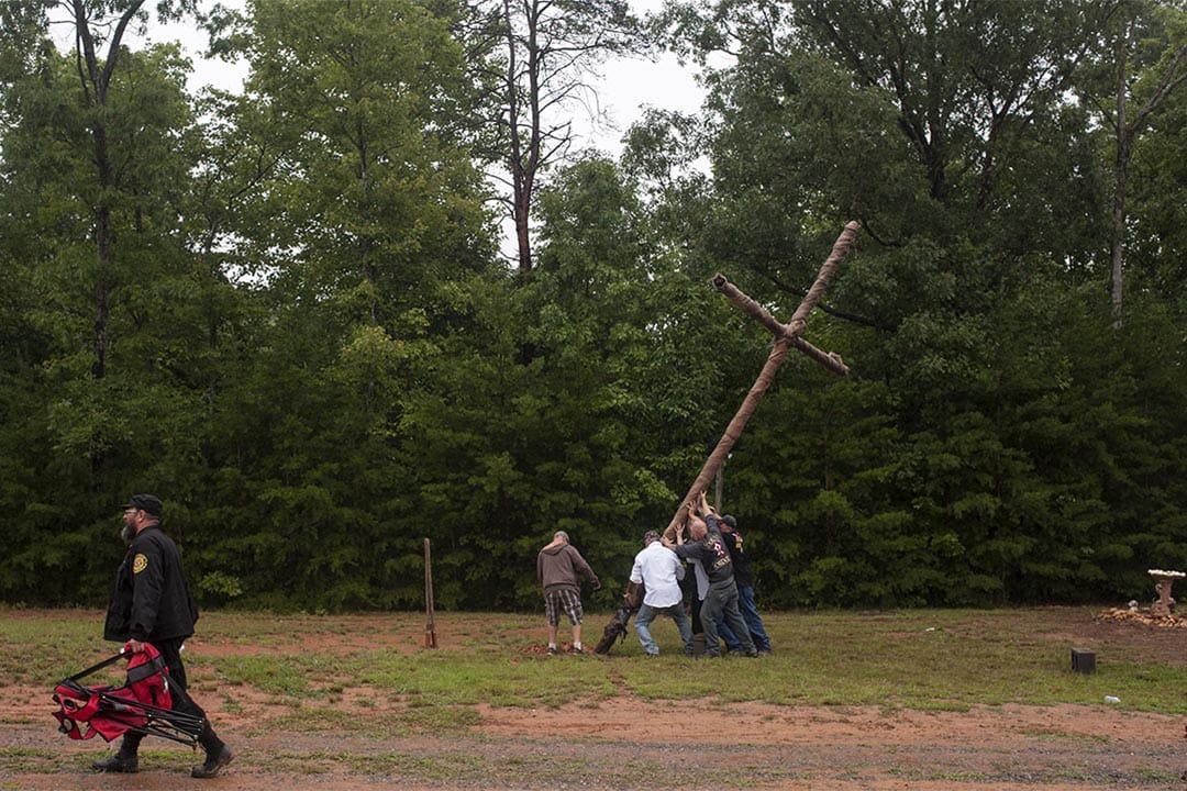 组织 Nordic Order Knights 和 Rebel Brigade Knights 成员举行集会后，竖起十字架准备点燃仪式。摄：JOHNNY MILANO/Reuters