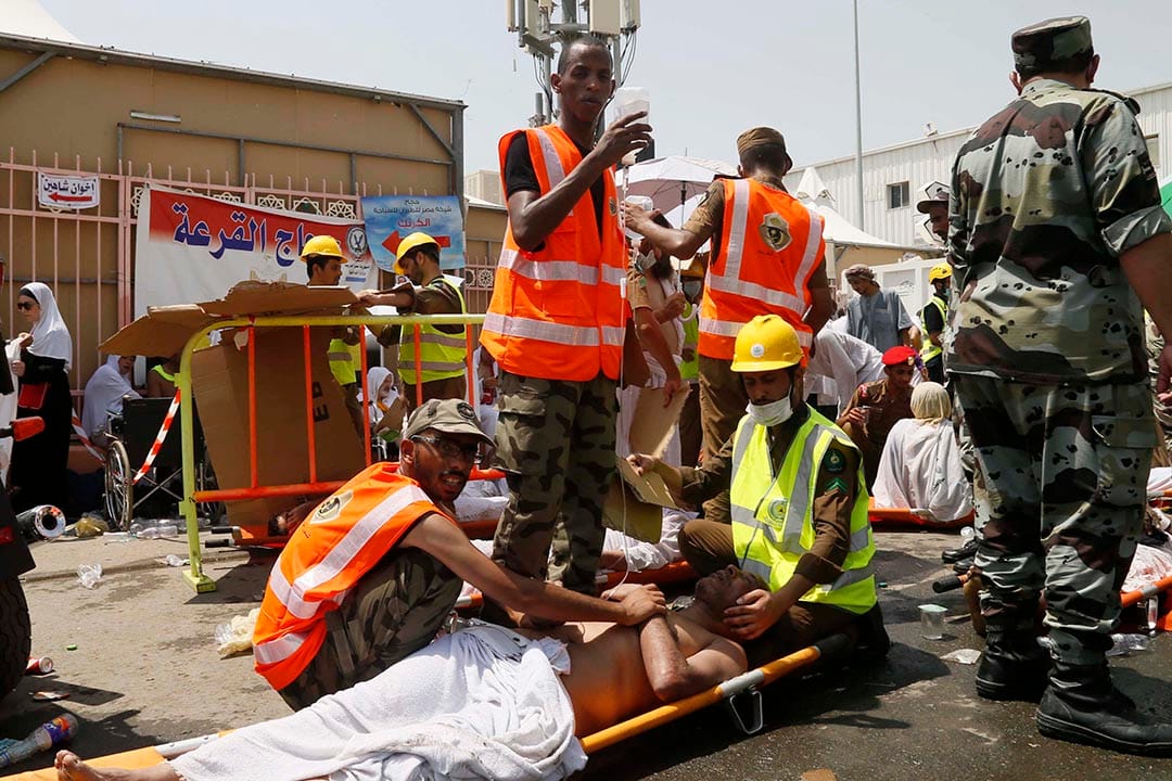 救援人員正在為朝聖者進行急救。攝 : AP