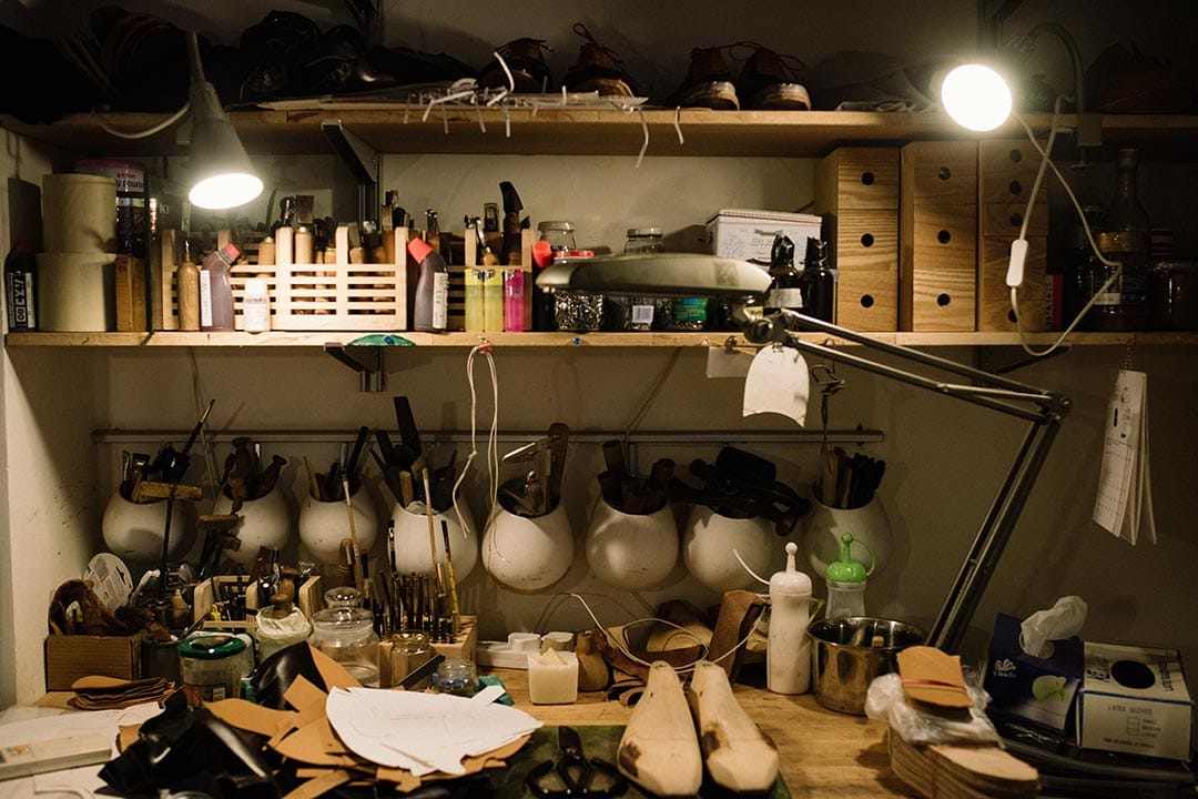 手造鞋的製作工序繁複，所需的大大小小工具，放满 Okuyama 工作枱。 摄：LIT MA/端传媒