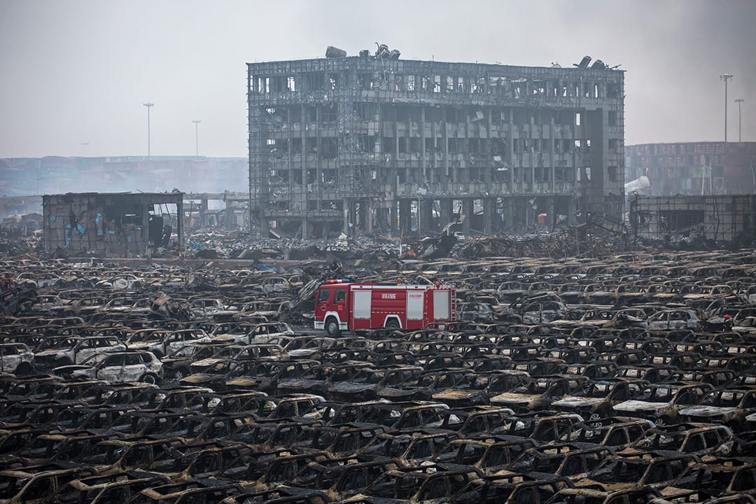 一輛消防車在爆炸現場的房車殘骸訪邊經過。