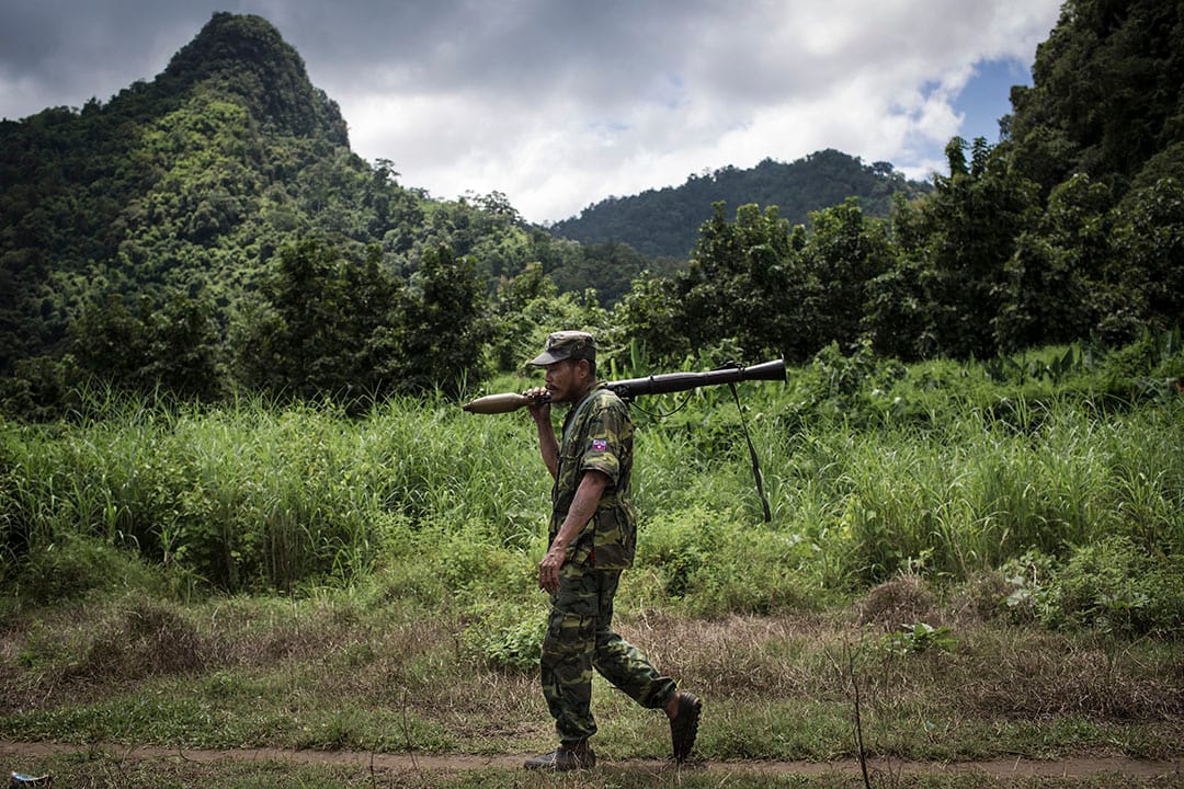 克伦民族抵抗组织成员在Karen Hills巡视。摄 : Mathieu Willcocks/端传媒