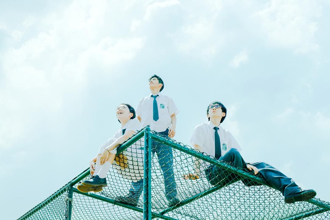 《哪一天我们会飞》把中学时光放在1992年，三位年轻演员都恰如其分，甚至比杨千嬅、林海峰的演出更教人欣喜。图片为电影剧照