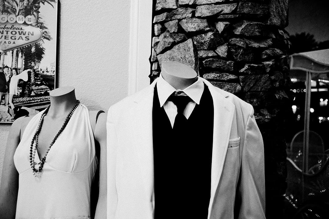 结婚小教堂提供结婚需要的各式并且价格不同的结婚服装。