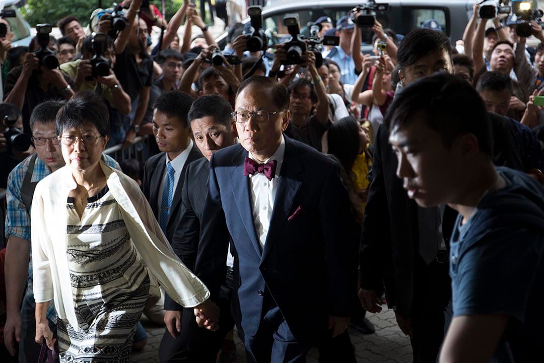 曾荫权在妻子陪同和警方保护下，抵达东区裁判法院。摄：卢翊铭/端传媒