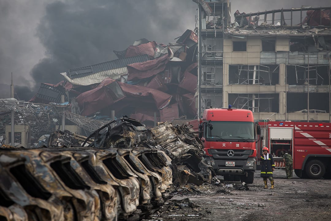 消防員在爆炸現場的房車殘骸旁邊戒備。