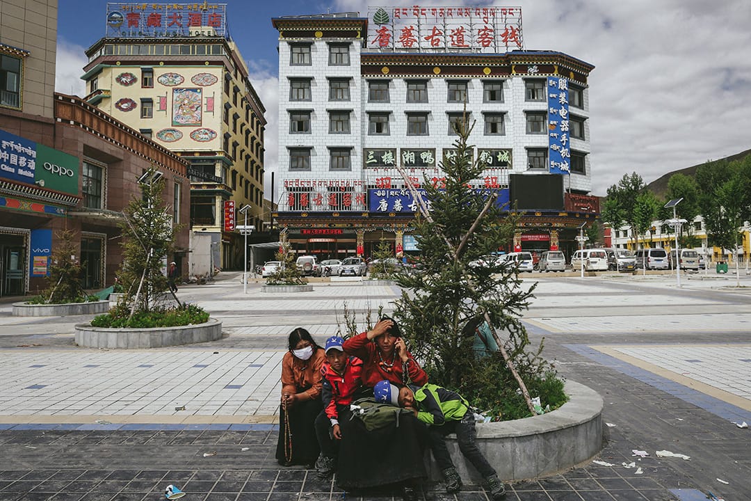 玉树市內的酒店。摄 : 王嘉豪/端传媒