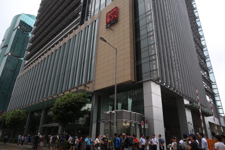 大批记者今早 在 廉政公署门外等候曾荫权。摄：罗国辉/端传媒