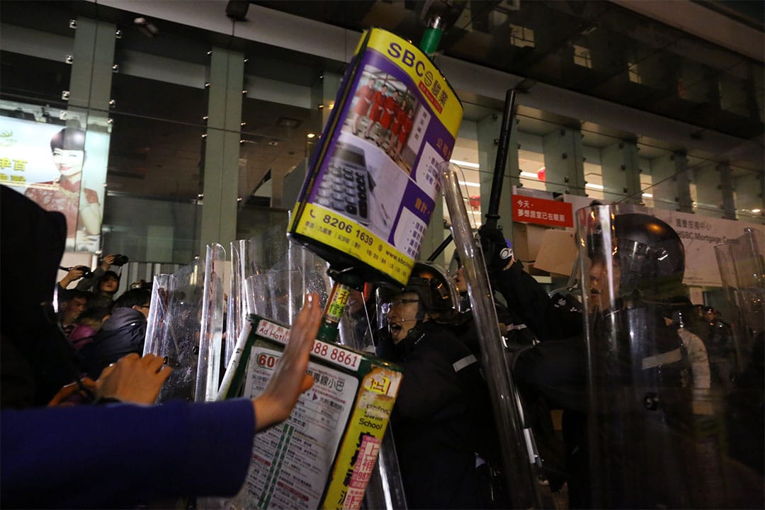 凌晨約6時，示威者以小巴站牌作武器。攝：盧翊銘/端傳媒