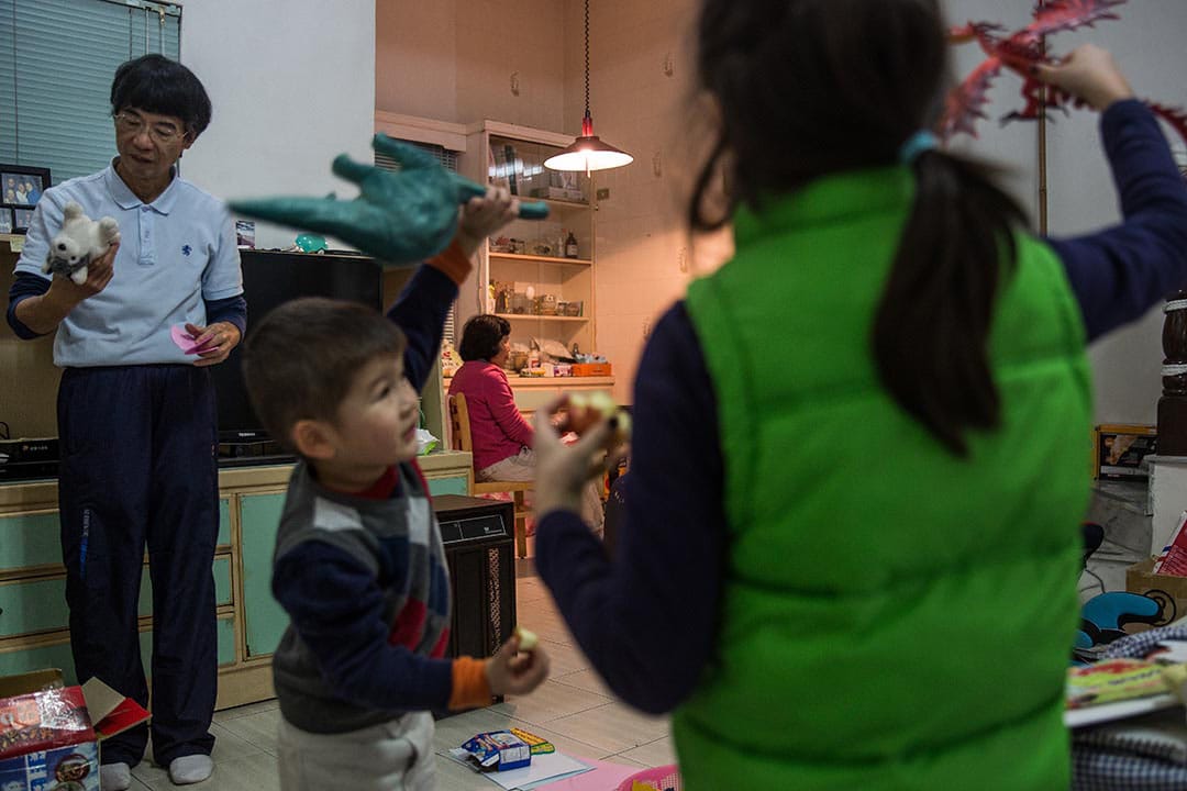 孫子於新竹老家玩耍，謝素嬉在客廳休息。攝:Billy H.C. Kwok/端傳媒  