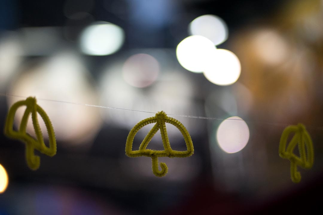 撑伞之后，就算偶然感觉幸福，不知什么，突然有一股不快的情绪袭来，将刚刚的幸福感觉一扫而空。摄： ALEX OGLE/AFP