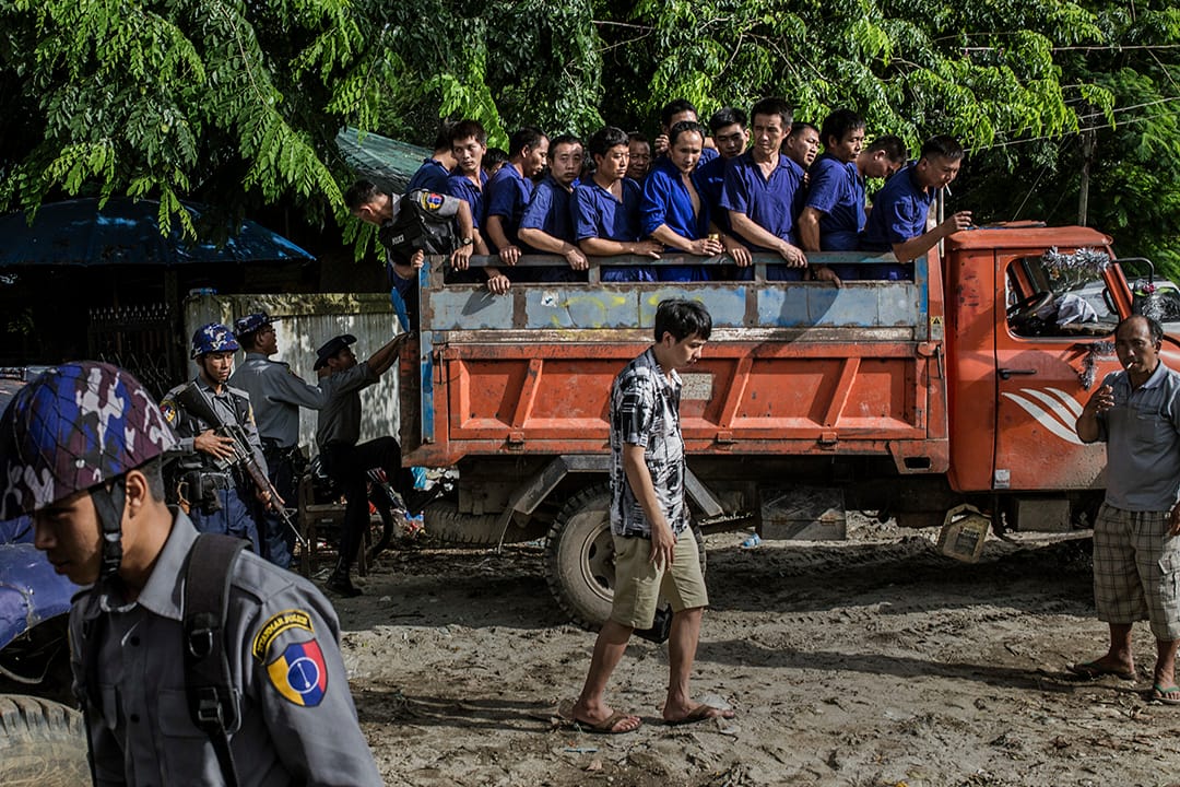 犯人由大卡車運送到法庭。攝: Minzayar/端傳媒