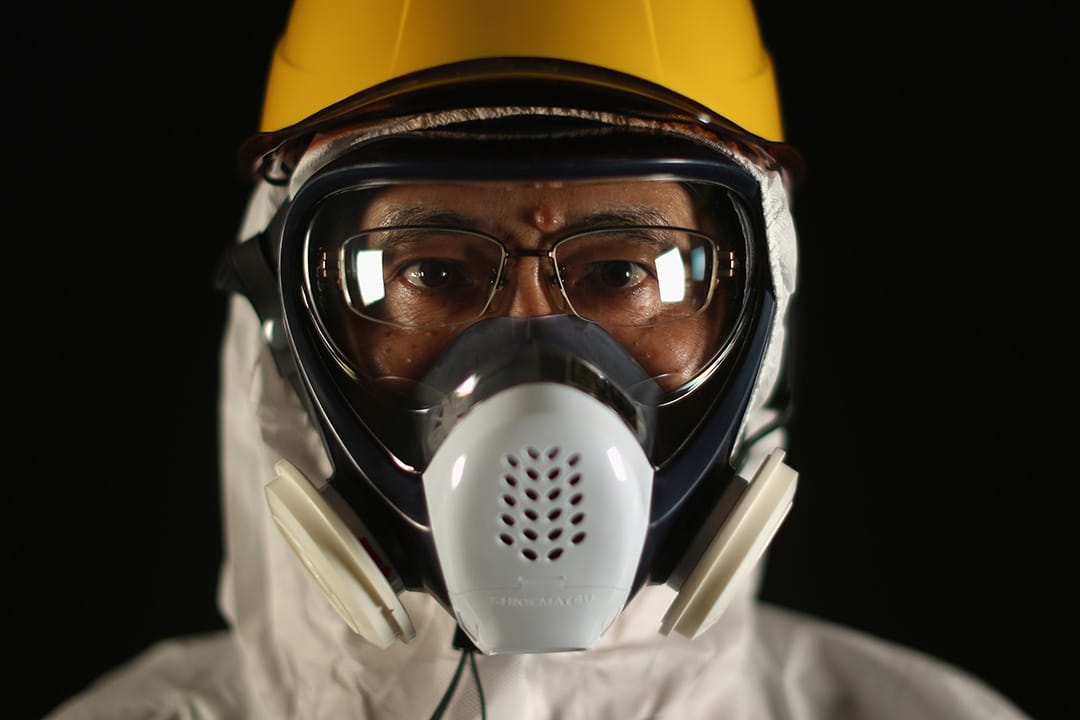 东芝的 Mitsuyoshi Sato 已在福岛工作五年，事故後他以义务性质来到福岛是研究净水问题，现时负责操作吸尘机械人净化 2 号及 3 号反应堆。他本想继续他的研究工作，但认为有些事情必须现在就做，也无暇细想工作的意义。摄:Christopher Furlong/GETTY