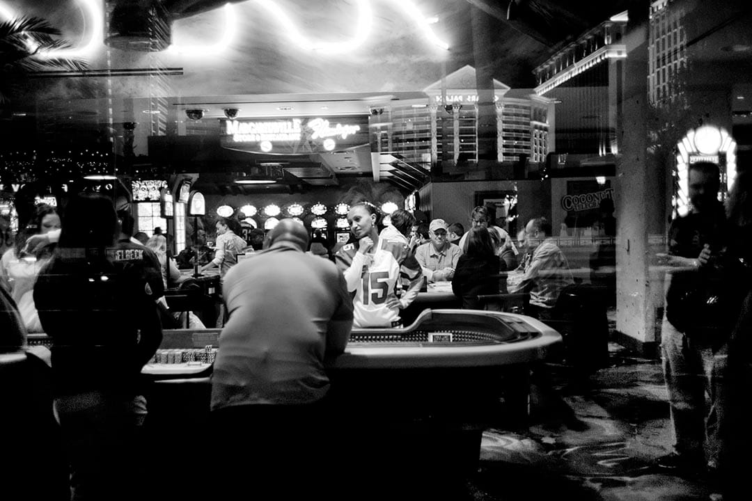 通常情况下根据不同的季节，赌桌上的发牌女郎会着不同的衣服。11月是美式橄榄球的赛季，赌场里的发牌女郎会穿上不同球队的球衣。