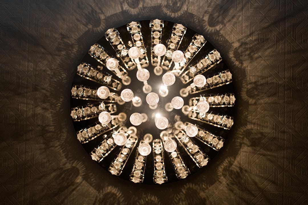 咩事藝術空間裏的水晶吊燈也成為卓思穎的創作材料。攝：Lit Ma/端傳媒