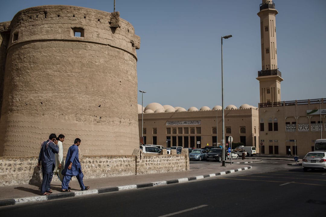 人們在改建自阿勒法赫迪的杜拜博物館門外走過。攝: Laurence Tan