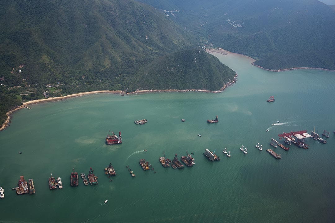 東涌沙螺灣，港珠澳大橋香港段正在施工，工程日以繼夜在進行。攝 : Billy H.C. Kwok/端傳媒