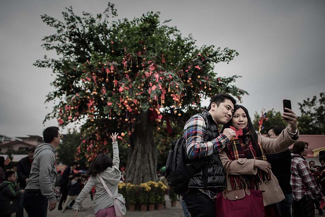 農曆新年市民到大埔林村許願樹拋寶牒許願。攝:Philippe Lopez/AFP
