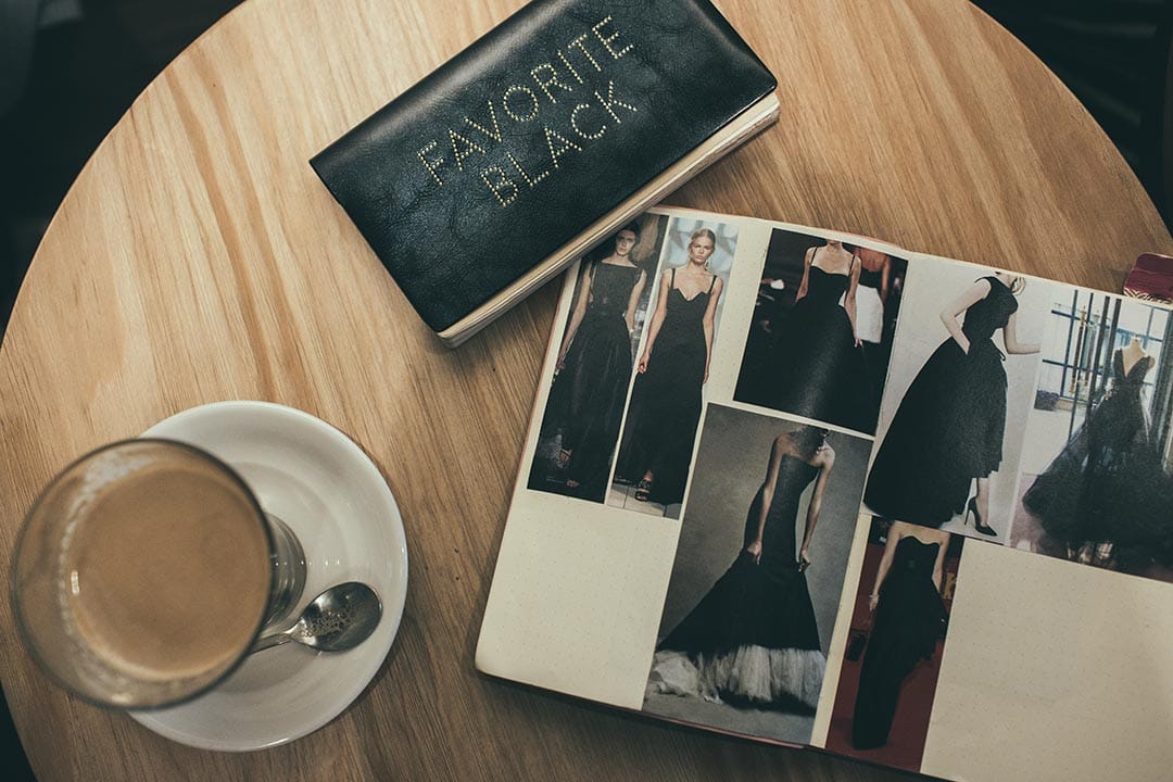 從事廣告設計的 Nic ,喜愛將在雜誌見到的剪下貼在筆記簿中,日後做參考。攝:王嘉豪/端傳媒