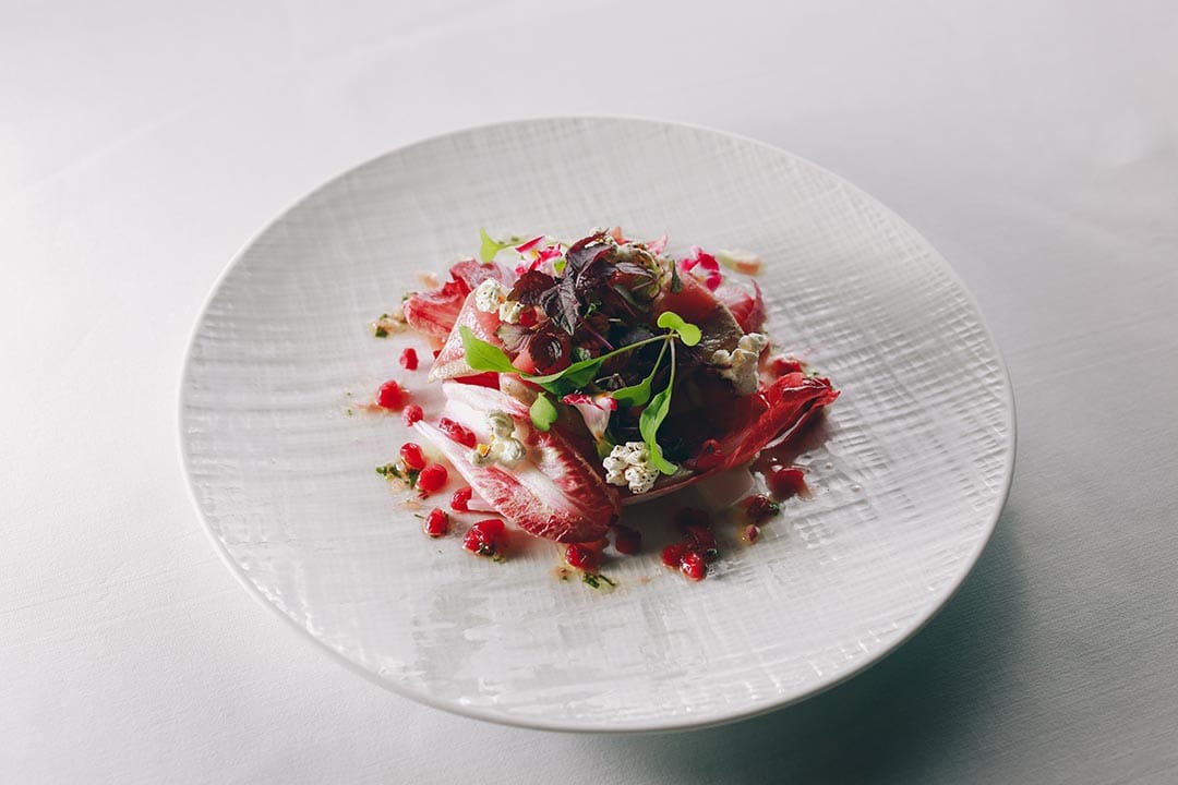 金槍魚腩刺身配菊苣沙律、紫蘇石榴醬汁($220)部分紫蘇切碎作為醬汁,部分則保留原片有裝飾之效。攝:王嘉豪/端傳媒