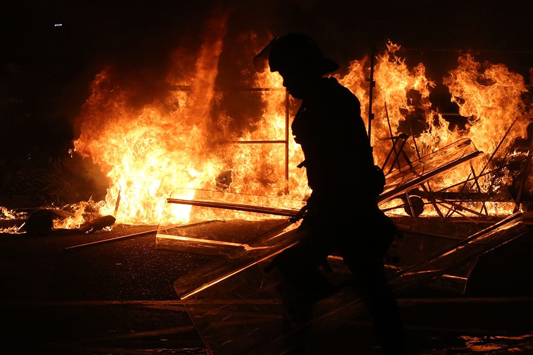 2016年2月9日清晨約七時，示威者在旺角街道多處地方焚燒雜物。攝：盧翊銘/端傳媒