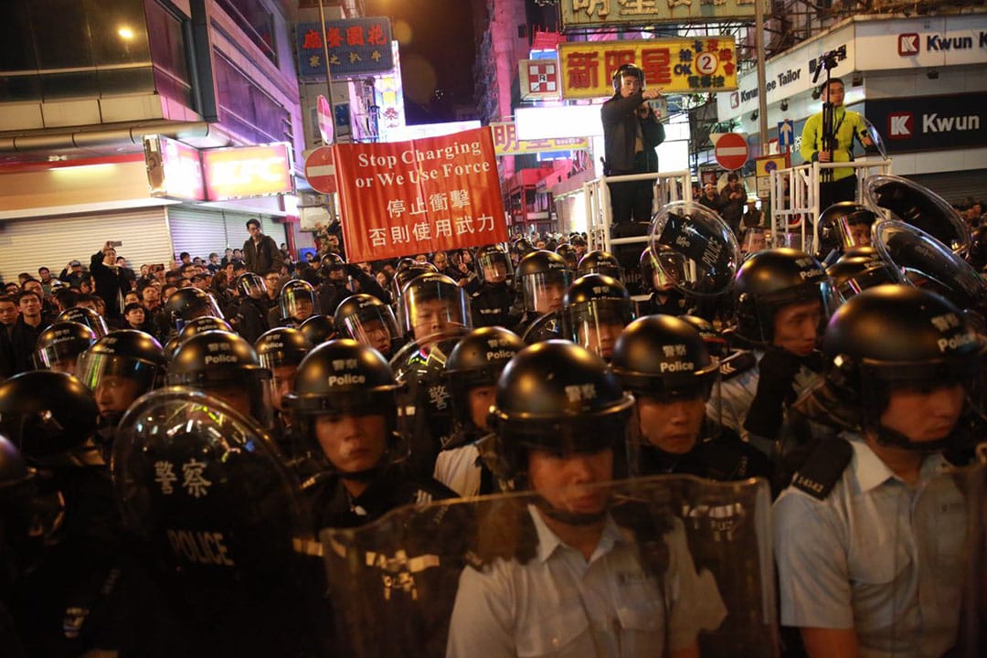 2016年2月9日凌晨二時，旺角，警方一度向示威者舉紅旗。攝：Billy H.C. Kwok/端傳媒