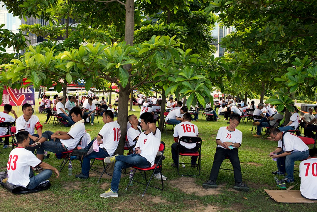 支持政改人士穿着印有數字的白色上衣，在立法會外休息。攝:Eric Rechsteiner-Panos/端傳媒