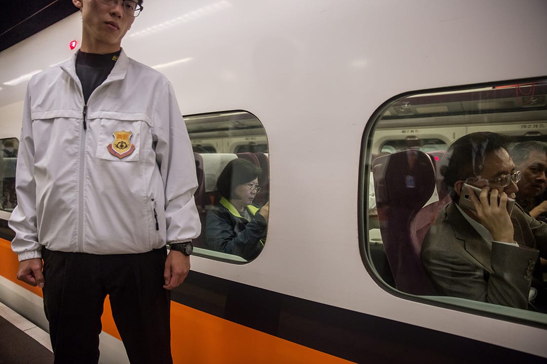 2016年1月5日，蔡英文早上乘坐高鐵由台北南下高雄拉票，旁為保安員。攝：Billy H.C. Kwok/端傳媒