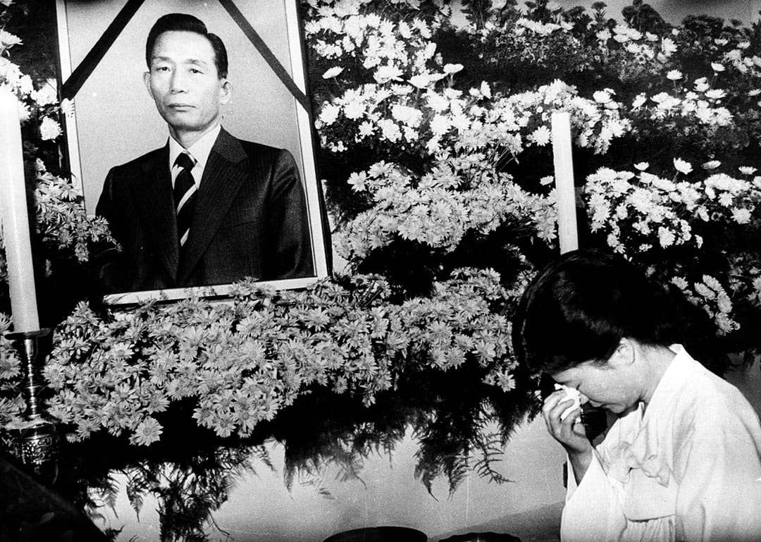 韩国，在父亲朴正熙遗照前拭着泪的朴槿惠。