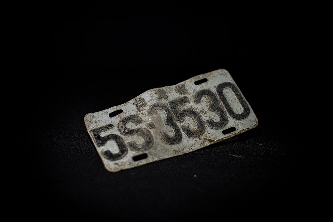 於臺南市永康區維冠金龍大樓倒塌事故現場，被搜救隊找獲的一個扭曲汽車車牌。攝：Billy H.C. Kwok/端傳媒