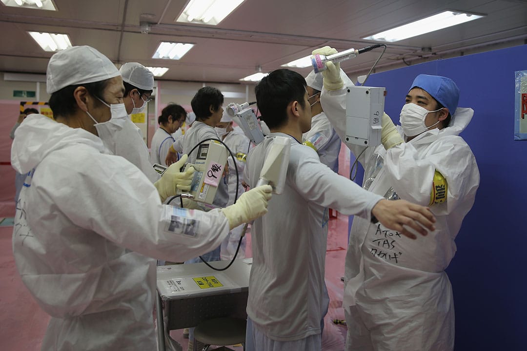 工人完成工作在回到发电站前，需要进行辐射检查。摄:Christopher Furlong/GETTY