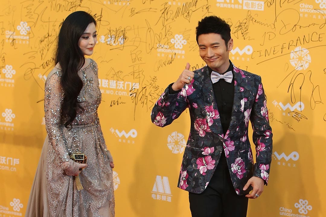 男装,一向比较保守,为免花在男子身上的感觉太强烈,很多都只能变调出场,好像只有超名牌的设计师才敢把大花贴在身上。(图为艺人黄晓明出席活动的相片)摄:Feng Li/Getty