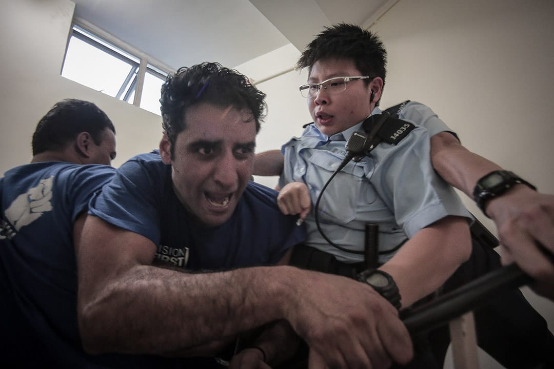 2013年，寻求庇护者与国际社会服务社见面，要求住屋津贴从原本每月的1,200元增加至3,000元。服务社报警拦截，冲突期间两名寻求庇护者受伤，其中一名手指骨折断。摄: Billy H.C. Kwok/ 端传媒