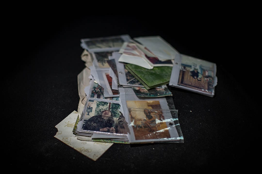 於臺南市永康區維冠金龍大樓倒塌事故現場，被搜救隊找獲的一堆照片及護照，找獲時間為2月11日凌晨00時25分。攝：Billy H.C. Kwok/端傳媒