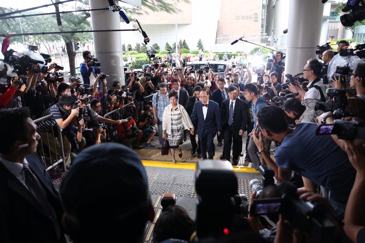 曾荫权与妻子今午抵达东区裁判法院 。摄：卢翊铭/端传媒