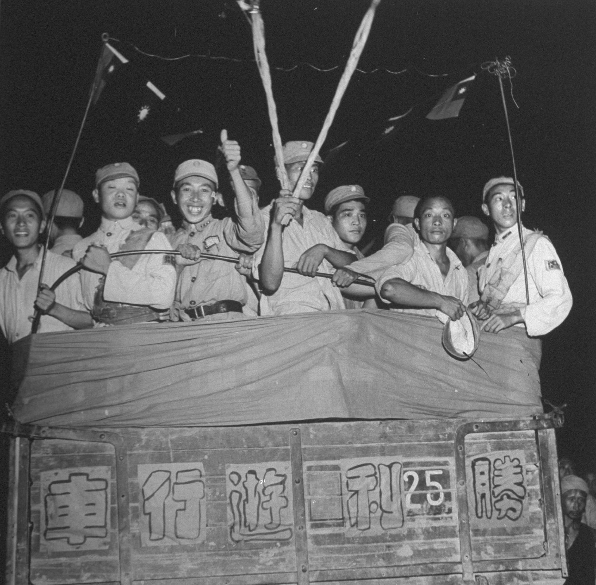 1945年,中國士兵及群眾在「勝利遊行車」上慶祝抗戰勝利。攝:Jack Wilkes/The LIFE Picture Collection/GETTY