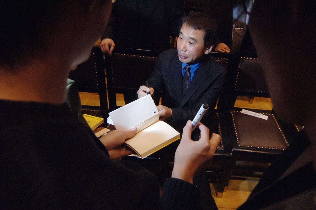 2006年10月30日，村上春樹在捷克布拉格獲得卡夫卡文學獎後，為在場人士簽名。攝：MICHAL CIZEK/AFP
