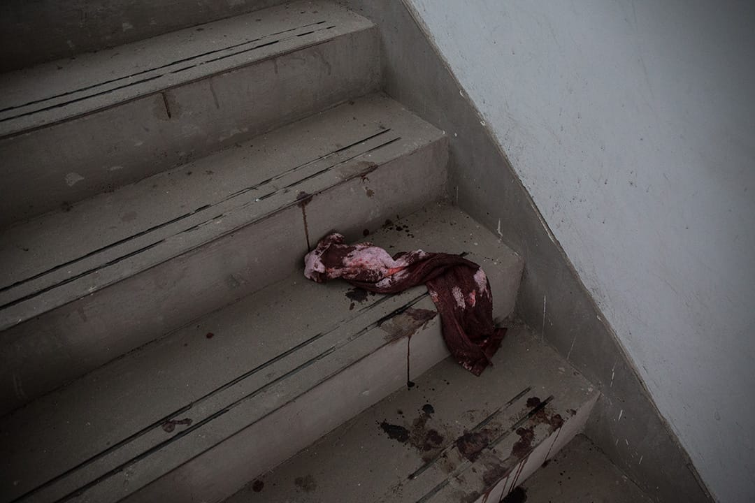 爆炸現場附近的民居，後樓梯留下染血衣物。