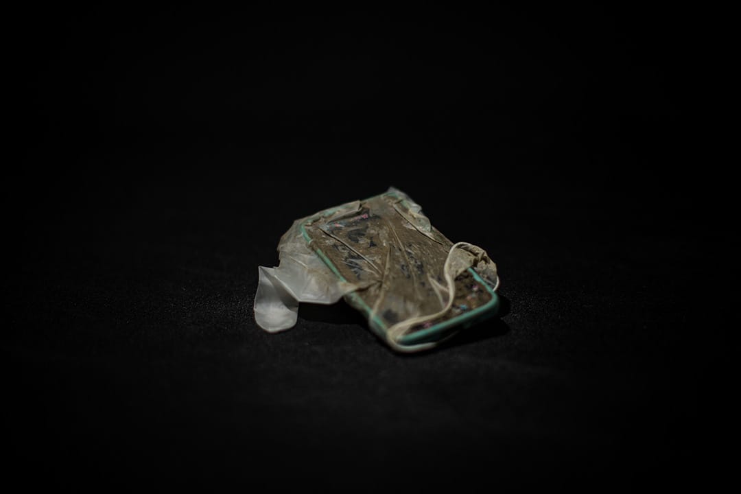 於臺南市永康區維冠金龍大樓倒塌事故現場，被搜救隊找獲的一部手機，找獲時間為2月11日下午15時02分。攝：Billy H.C. Kwok/端傳媒